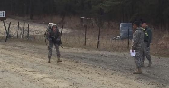 42 2 Nu Binh Sy Thi Di Bo 20 Km Khi Sap Ve Dich Doi Chan Mem Nhun Nhung Y Chi Cua Co Khien Moi Nguoi Kham Phuc