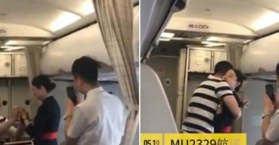 Bạn trai cầu hôn trên máy bay khiến nữ tiếp viên bị cho thôi việc 42 1 Ban Trai Cau Hon Tren May Bay Khien Nu Tiep Vien Bi Cho Thoi Viec