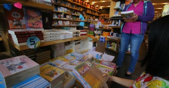 Lãng phí sách giáo khoa: Nghèo mà xài sang! - Ảnh 1. 42 1 Viet Nam Lang Phi Hang Ngan Ti Dong Vi Sach Giao Khoa Di Nguoc Lai Voi The Gioi