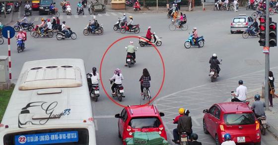 Người Việt làm việc thì chậm, vượt đèn đỏ lại nhanh