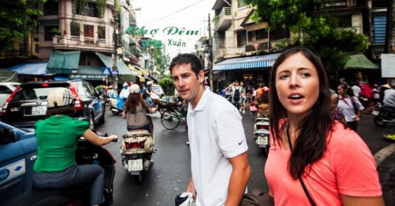 42 1 Khach Tay 12 Bai Hoc De Doi Khi Sang Duong O Viet Nam