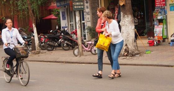 42 2 Khach Tay 12 Bai Hoc De Doi Khi Sang Duong O Viet Nam