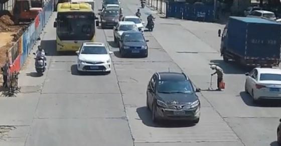 Người đàn ông lái xe máy ‘dọn đường’ cho cụ bà gây sốt mạng xã hội