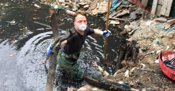 42 4 Ong Tay Mot Minh Don Rac Trong Dem Tren Pho Co Khien Cho Nhieu Nguoi Cam Thay Do Mat