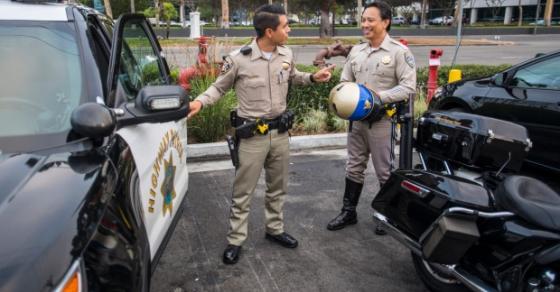 42 4 Chuyen Hai Cha Con Goc Viet Cung Lam Canh Sat O Little Saigon