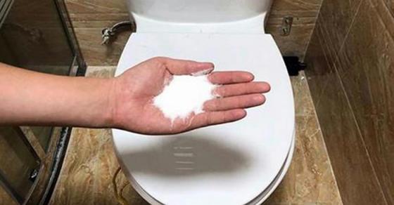 1 nắm muối trắng có thể đánh bay rất nhiều vết bẩn cứng đầu trong phòng tắm, vừa hiệu quả lại tiết kiệm