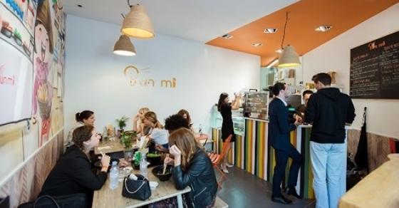 42 3 Co Gai Tre Dam Me Quang Ba Am Thuc Viet Tai Kinh Do Anh Sang