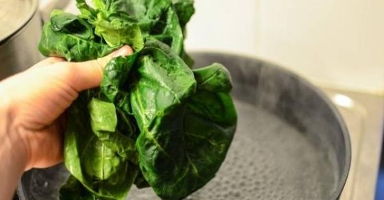 Bí quyết giúp bà nội trợ luộc rau luôn xanh, giòn ngon