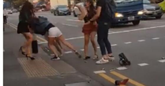 42 1 Hai Co Gai Danh Nhau Chui Boi Bang Tieng Viet O Singapore Da