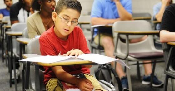 42 2 Stephen Hawking Da Sai Va Thien Chua That Su Ton Tai Cau Be 11 Tuoi Khang Dinh