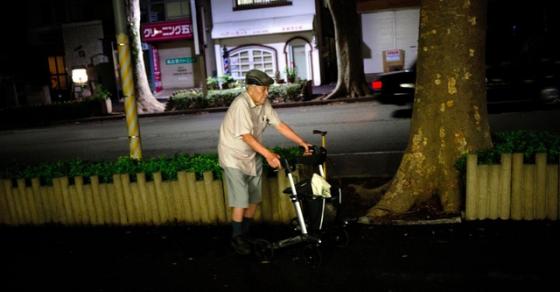 42 9 Mot The He Co Don Tai Nhat Ban Nhieu Nguoi Tre Tim Den Tu Tu Tap The Nguoi Gia Buon Tui Tu Gia Cuoc Doi Ma Chang Ai Hay