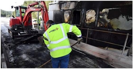 42 1 Nguoi Bieu Tinh Ao Vang Dot Tram Thu Phi Tren Cao Toc Phap