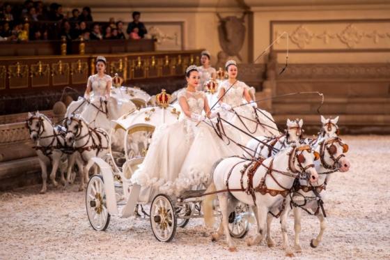 42 1 Nguoi Trung Quoc Hoc Cuoi Ngua De Khang Dinh Dang Cap Thuong Luu