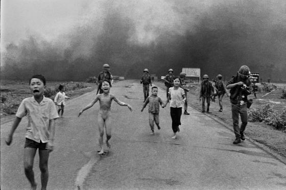 42 2 Em Be Napalm Duoc Trao Giai Thuong Dresden Tai Duc