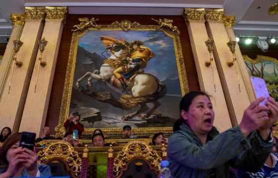 42 2 Nguoi Trung Quoc Hoc Cuoi Ngua De Khang Dinh Dang Cap Thuong Luu