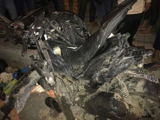 42 10 Hien Truong Kinh Hoang Vu Container Dam Hang Chuc Xe May O Long An