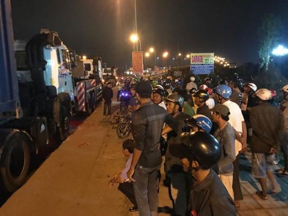 42 12 Hien Truong Kinh Hoang Vu Container Dam Hang Chuc Xe May O Long An