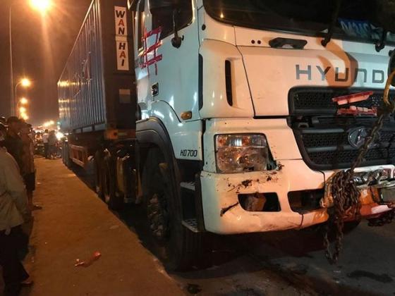 42 13 Hien Truong Kinh Hoang Vu Container Dam Hang Chuc Xe May O Long An