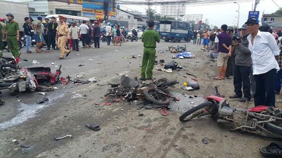 42 6 Hien Truong Kinh Hoang Vu Container Dam Hang Chuc Xe May O Long An