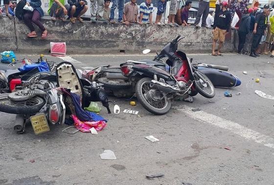 42 7 Hien Truong Kinh Hoang Vu Container Dam Hang Chuc Xe May O Long An