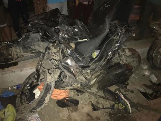 42 9 Hien Truong Kinh Hoang Vu Container Dam Hang Chuc Xe May O Long An