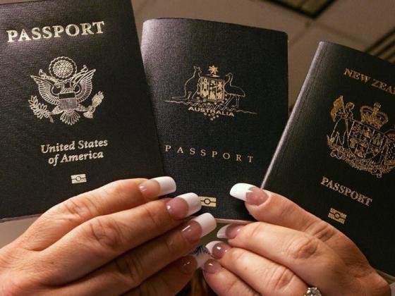 42 3 Goc Khuat Dang Sau Nhung Cuon Ho Chieu Day Quyen Luc Moi Thu Deu Duoc Giai Quyet Bang Tien