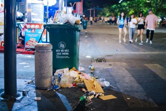 Khách Tây ngao ngán khi đến các quán ăn ở Việt Nam: Xả rác ngay cạnh thùng rác!