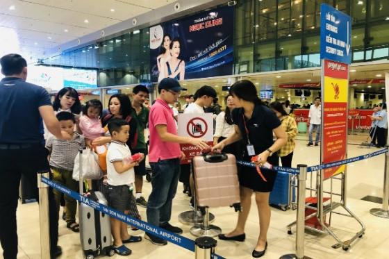 42 2 Khach Di May Bay Ta Hoa Khi Bi Phat Vi Mang Qua 7kg Hanh Ly Xach Tay