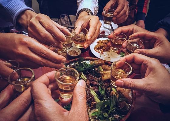 Sự ngu muội và man rợ của ‘phong tục’ rượu chè ở Việt Nam