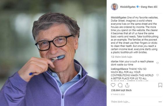 Tiền nhiều để làm gì: Bill Gates đi khắp thế giới ‘ngắm’ toilet, đánh răng cũng nghĩ tới người nghèo