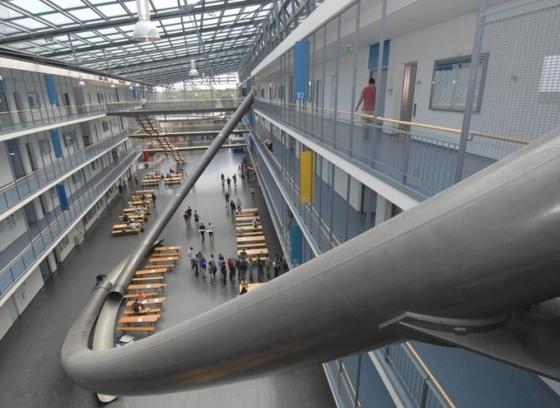 Đức: Khuôn viên đại học kỹ thuật München có máng trượt từ tầng 4 xuống đất