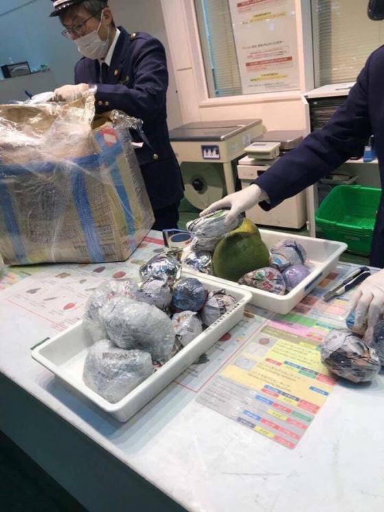 42 2 Banh Tet Trung Vit Lon Ra Nuoc Ngoai Mon Qua Hon Viet Va Khoan Tien Phat Hang Tram Trieu Dong