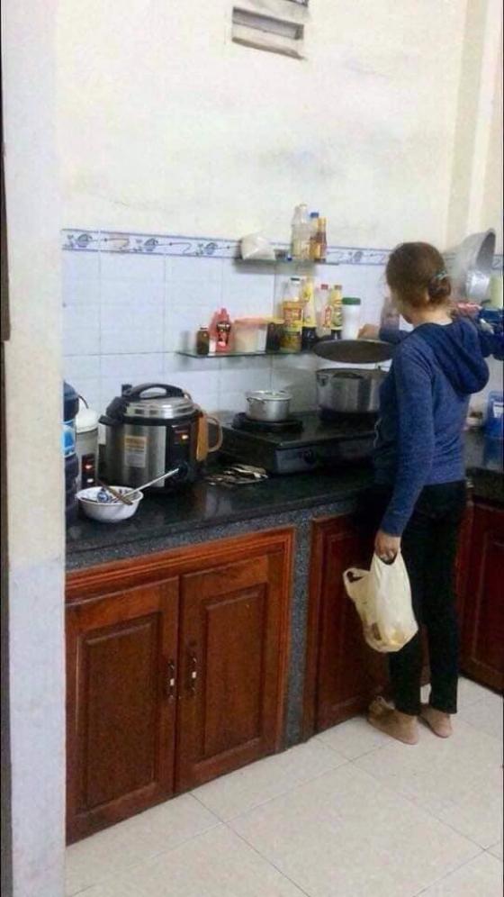42 2 Dang Nau Com Trong Bep Nguoi Phu Nu Khoc Thet Lao Ra Ngoai Khi Mo Nap Vung Noi Ra