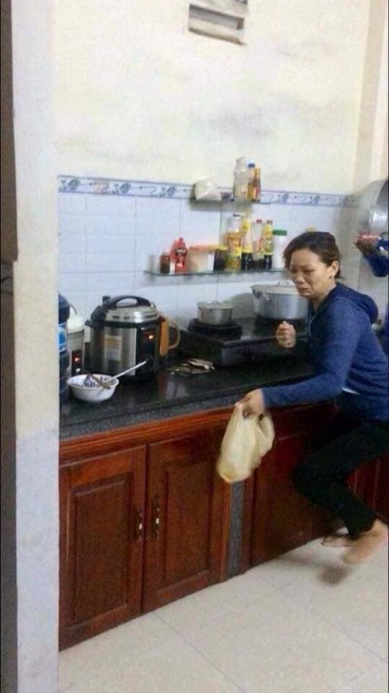 42 3 Dang Nau Com Trong Bep Nguoi Phu Nu Khoc Thet Lao Ra Ngoai Khi Mo Nap Vung Noi Ra