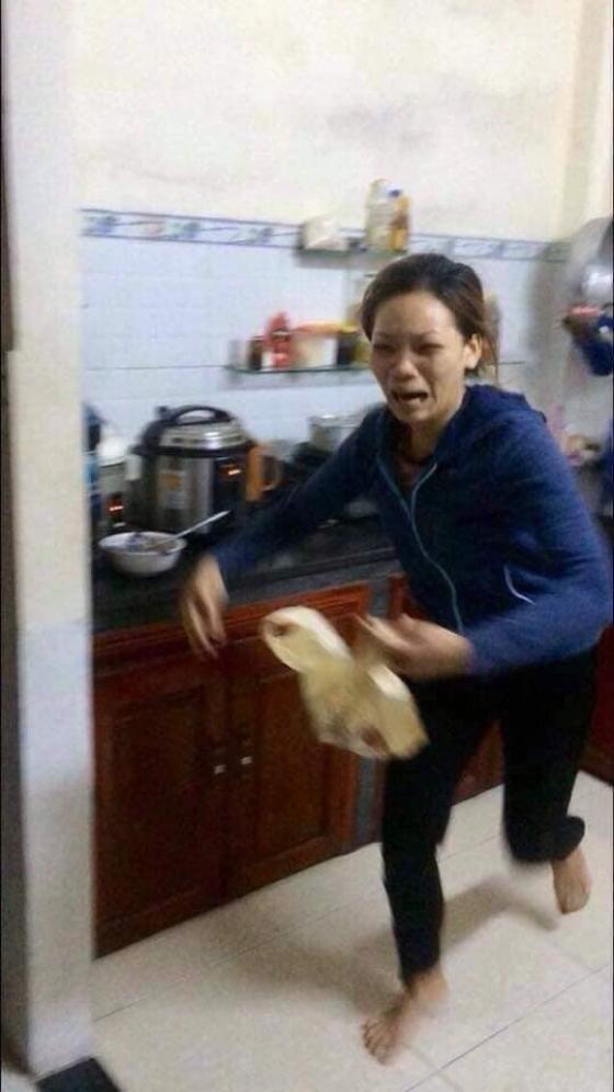 42 4 Dang Nau Com Trong Bep Nguoi Phu Nu Khoc Thet Lao Ra Ngoai Khi Mo Nap Vung Noi Ra