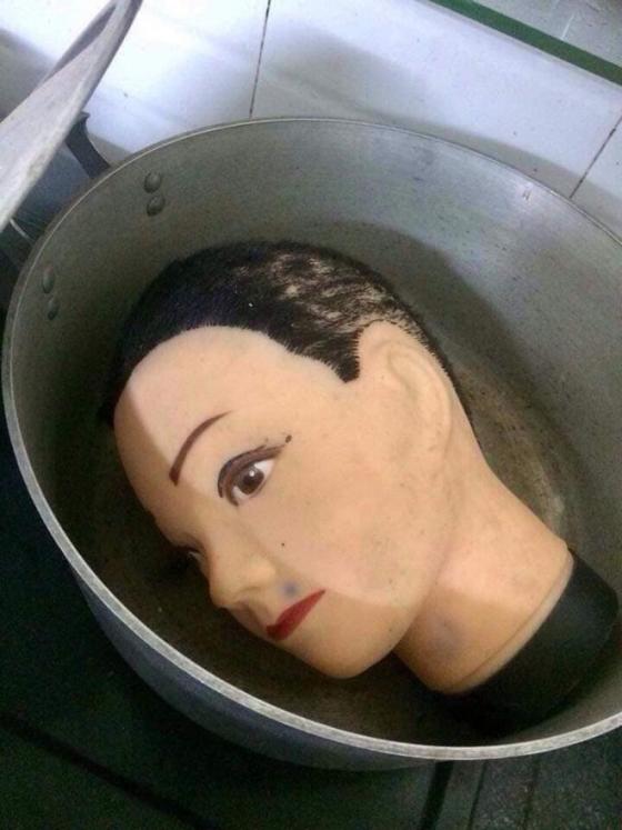 42 5 Dang Nau Com Trong Bep Nguoi Phu Nu Khoc Thet Lao Ra Ngoai Khi Mo Nap Vung Noi Ra