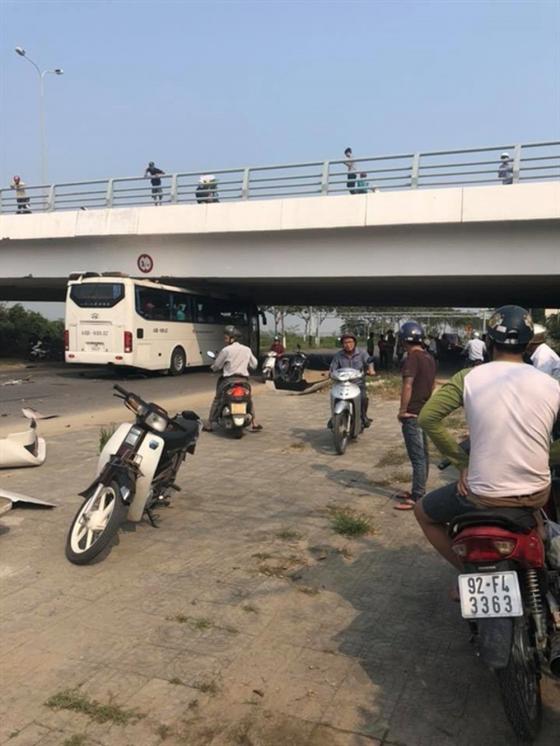 42 2 Bat Tuan Bien Bao Xe Du Lich Keo Sap Bien Roi Lao Vao Gam Cau Chet Cung