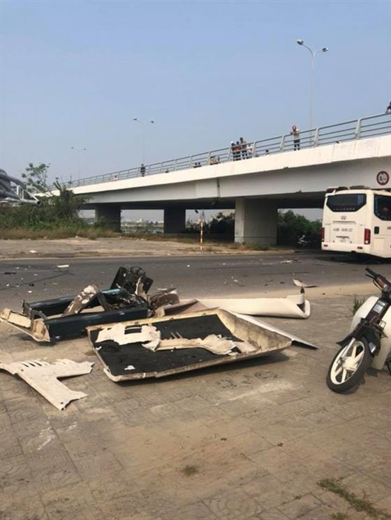 42 3 Bat Tuan Bien Bao Xe Du Lich Keo Sap Bien Roi Lao Vao Gam Cau Chet Cung