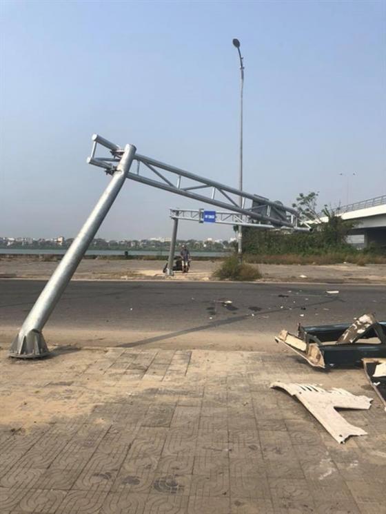 42 4 Bat Tuan Bien Bao Xe Du Lich Keo Sap Bien Roi Lao Vao Gam Cau Chet Cung