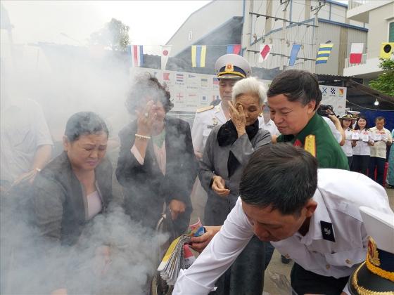 42 14 Dong Doi Nguoi Than Da Nang Tuong Niem 64 Liet Si Gac Ma