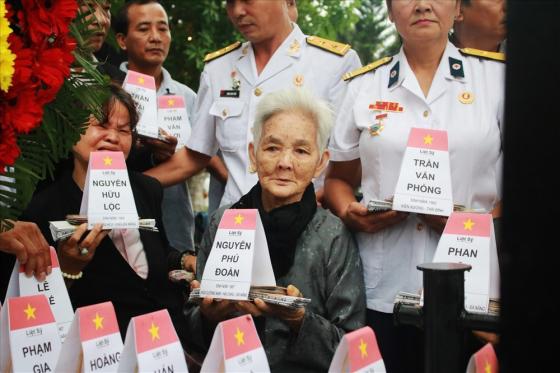 42 4 Dong Doi Nguoi Than Da Nang Tuong Niem 64 Liet Si Gac Ma