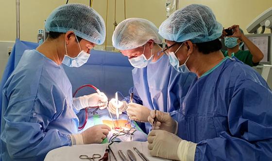 42 1 Giao Su Duc Ho Tro Mo Cot Song Cho Benh Nhan Viet Nam