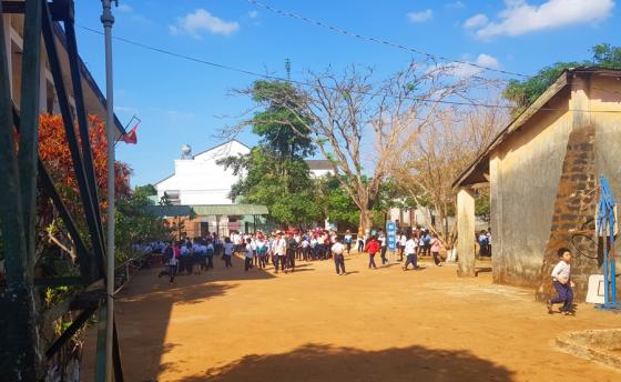 42 1 Pho Bi Thu Xa Rut Vi Trung Mat Hoc Sinh  Xa Dong Y Cho Thoi Viec