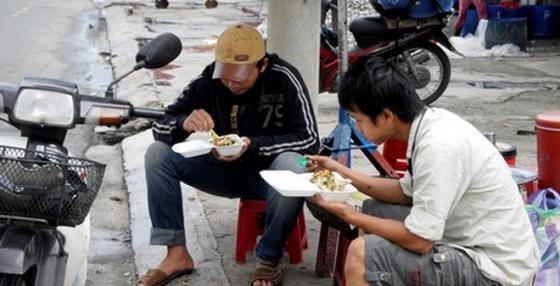 Tôi vất vả kiếm tiền không phải vì yêu tiền, mà chỉ hi vọng khi cha mẹ già, tôi có thể gánh trách nhiệm; khi con cái cần, tôi có thể ra tay giúp đỡ