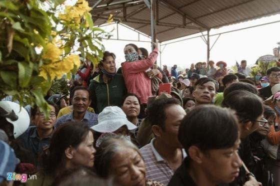 Tò mò, thói xấu của người Việt