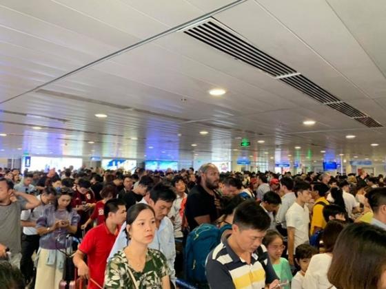 42 1 Vo Tran O San Bay Tan Son Nhat Nhieu Nguoi Va Mo Hoi Cho Check In Truoc Ky Nghi Le Keo Dai