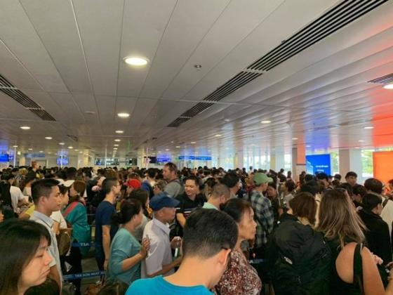 42 2 Vo Tran O San Bay Tan Son Nhat Nhieu Nguoi Va Mo Hoi Cho Check In Truoc Ky Nghi Le Keo Dai