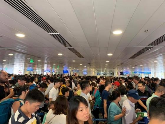 42 3 Vo Tran O San Bay Tan Son Nhat Nhieu Nguoi Va Mo Hoi Cho Check In Truoc Ky Nghi Le Keo Dai