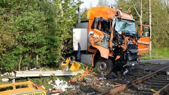 42 6 Schleswig Holstein Tau Va Cham Xe Dau Keo Khien It Nhat 20 Nguoi Bi Thuong