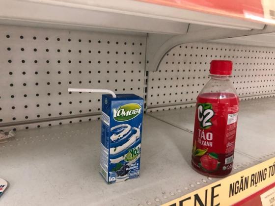 42 2 Qua Xau Ho Boi Nhung Nguoi Vao Sieu Thi Auchan Lay Do An Uong Thoai Mai Khong Tra Tien